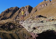 47 Bello specchiarsi dal roccione nel lago, ma con attenzione